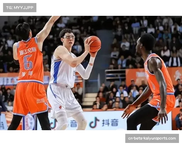 莫兰德防守端限制周琦麦基 辽宁半场建立优势靠内线屏障 莫兰德防守端限制周琦麦基 辽宁半场建立优势靠内线屏障